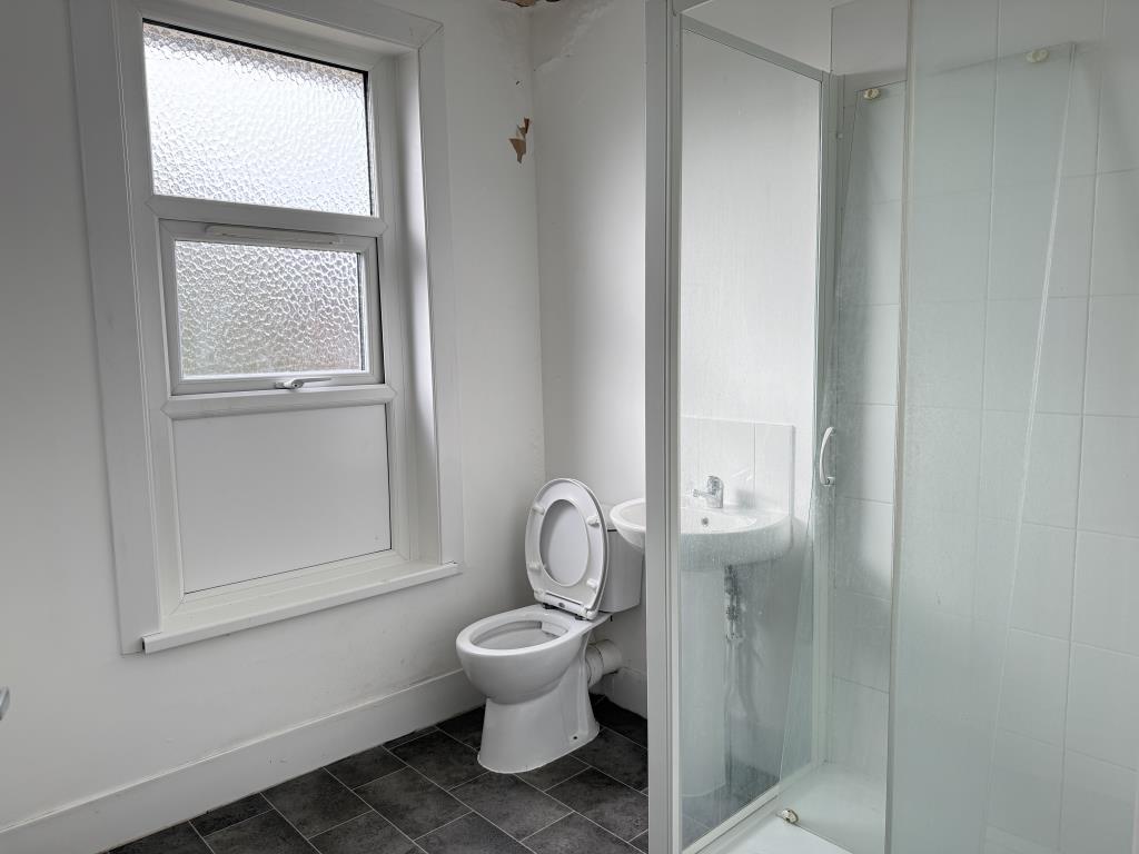 Lot: 24 - TWO-BEDROOM SEMI-DETACHED HOUSE - Bathroom with shower cubicle